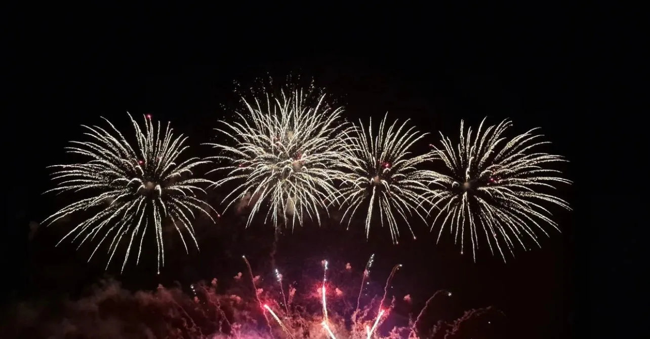 Low horizon fireworks over Abingdon